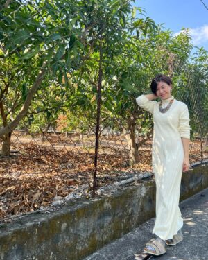 Sara Yu Instagram - 媽媽在哪裡 🏠 家就在那裡
單身的姑娘  大年初二回娘的～娘家🥰
依山傍水的部落家鄉，
不同時間散發出不一樣的味道😄
最熱鬧的是每家的卡拉ok
互相飆歌🎤

姪女掌鏡📹
戴上媽媽的禮物_部落寶石_琉璃珠✨
走一種部落時尚風💃

#新年快樂 #年初二 #部落風情
#回娘家 #外婆家 #屏東