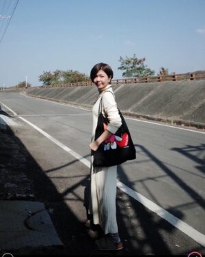 Sara Yu Instagram - 媽媽在哪裡 🏠 家就在那裡
單身的姑娘  大年初二回娘的～娘家🥰
依山傍水的部落家鄉，
不同時間散發出不一樣的味道😄
最熱鬧的是每家的卡拉ok
互相飆歌🎤

姪女掌鏡📹
戴上媽媽的禮物_部落寶石_琉璃珠✨
走一種部落時尚風💃

#新年快樂 #年初二 #部落風情
#回娘家 #外婆家 #屏東