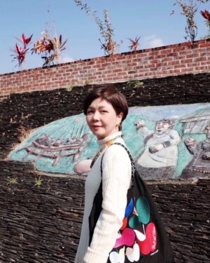 Sara Yu Instagram - 媽媽在哪裡 🏠 家就在那裡
單身的姑娘  大年初二回娘的～娘家🥰
依山傍水的部落家鄉，
不同時間散發出不一樣的味道😄
最熱鬧的是每家的卡拉ok
互相飆歌🎤

姪女掌鏡📹
戴上媽媽的禮物_部落寶石_琉璃珠✨
走一種部落時尚風💃

#新年快樂 #年初二 #部落風情
#回娘家 #外婆家 #屏東