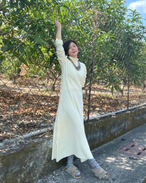 Sara Yu Instagram - 媽媽在哪裡 🏠 家就在那裡
單身的姑娘  大年初二回娘的～娘家🥰
依山傍水的部落家鄉，
不同時間散發出不一樣的味道😄
最熱鬧的是每家的卡拉ok
互相飆歌🎤

姪女掌鏡📹
戴上媽媽的禮物_部落寶石_琉璃珠✨
走一種部落時尚風💃

#新年快樂 #年初二 #部落風情
#回娘家 #外婆家 #屏東
