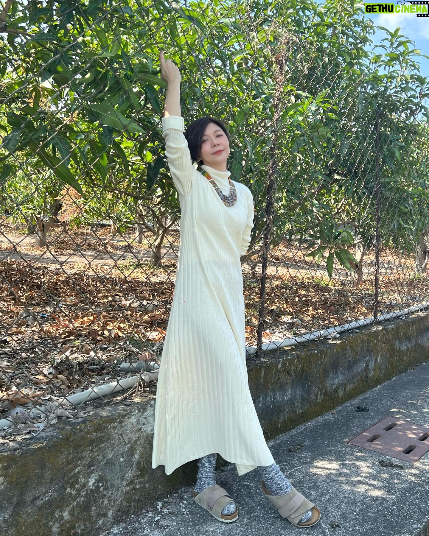Sara Yu - 1.8K Likes - 媽媽在哪裡 🏠 家就在那裡
單身的姑娘 大年初二回娘的~娘家🥰
依山傍水的部落家鄉,
不同時間散發出不一樣的味道😄
最熱鬧的是每家的卡拉ok
互相飆歌🎤
姪女掌鏡📹
戴上媽媽的禮物_部落寶石_琉璃珠✨
走一種部落時尚風💃
#新年快樂 #年初二 #部落風情
#回娘家 #外婆家 #屏東