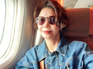 Sara Yu Instagram - 親愛的，我想妳了
除了時間有限，沒有距離的問題👭
快閃行程✈️
身心飽足、充實圓滿🥰
@sinjelee1234 

#說走就走 #生活是選擇
#換一個緯度擁抱 
#一個人旅行✈️