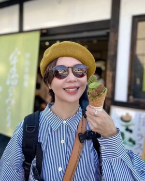 Sara Yu Instagram - 來到抹茶的故鄉-宇治
怎能錯過這綠色冰淇淋🍦
（表層撒上抹茶粉）
手握著濃郁爽口的正宗口味
完全理解孩子的滿足笑容😊

立刻變身京都版-自由女神🗽
今日穿搭：小法式（優雅率性）

#京都 #宇治 
#抹茶 #冰淇淋
#找茶 🍵  #握在手中的幸福😋
#抹茶的故鄉