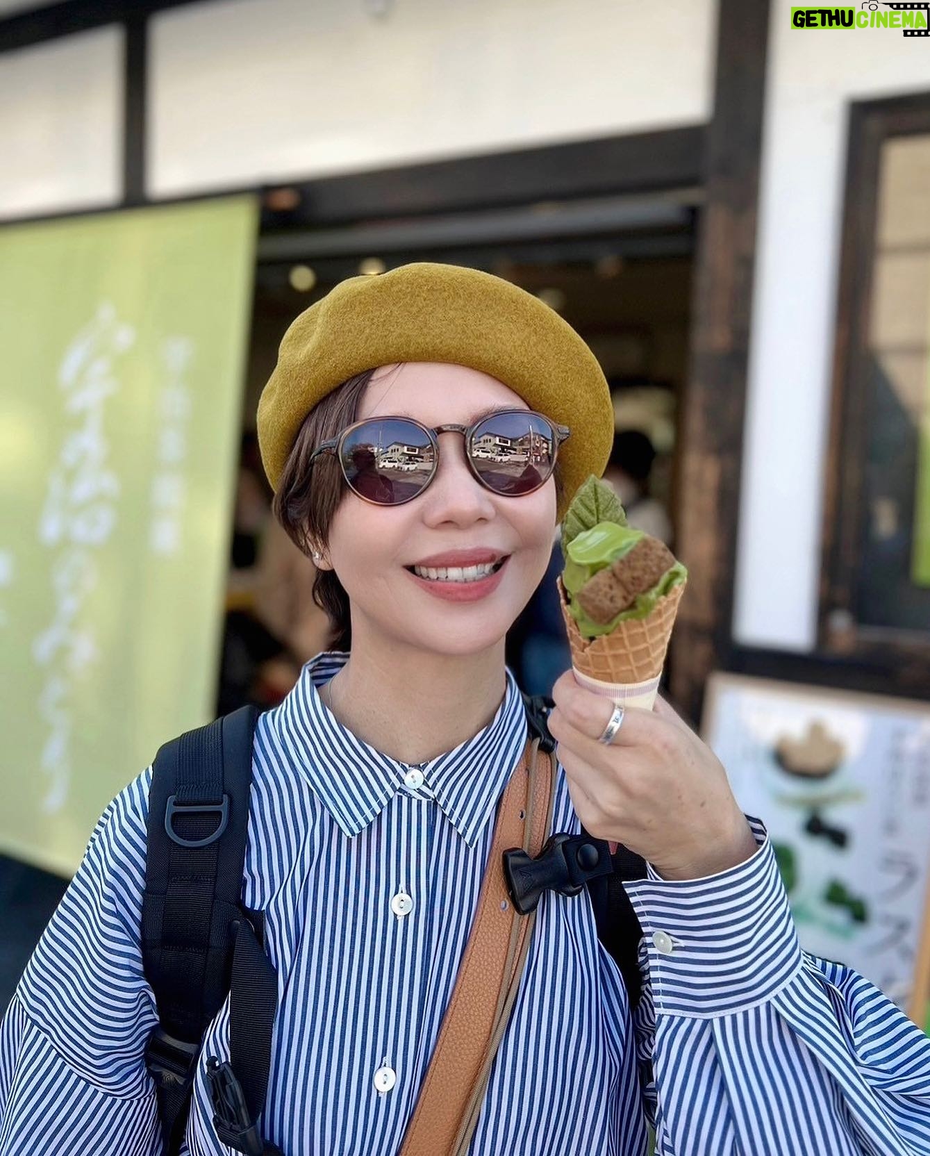 Sara Yu - 707 Likes - 來到抹茶的故鄉-宇治
怎能錯過這綠色冰淇淋🍦
(表層撒上抹茶粉)
手握著濃郁爽口的正宗口味
完全理解孩子的滿足笑容😊
立刻變身京都版-自由女神🗽
今日穿搭:小法式(優雅率性)
#京都 #宇治
#抹茶 #冰淇淋
#找茶 🍵 #握在手中的幸福😋
#抹茶的故鄉
