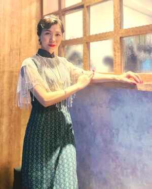 Sara Yu Instagram - 很慶幸我是演員 
可以嘗試各種扮相
我鍾愛旗袍  很美 
展現東方女人的氣質與古典美感
雖然「商魂」中短暫的出現
卻讓我挺過癮的🥰
拍攝結束  還捨不得換下來
於是  直接拍了一系列旗袍寫真
你喜歡嗎💕
我很滿意🤭

今晚 #民視無線台 
八點連播兩集  歡迎觀賞🙏
#商魂 #旗袍裝扮 
#古典女人 #花樣年華