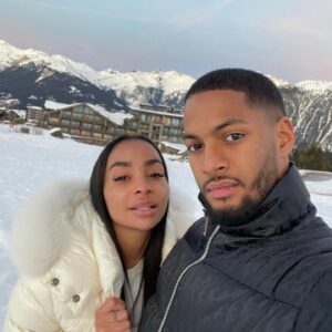 Sarah Andrea Instagram - Bonne année mes amours , 
Je vous souhaite le meilleur à vous et ceux qui vous sont chers. 🤍
Que vos projets, vos vœux et vos amours se réalisent, n’abandonnez pas même si cela paraît insurmontable, gardez toujours espoirs, il n’est jamais trop tard. 🤍

Love , Sarah & Dré 🤍🥂🎉