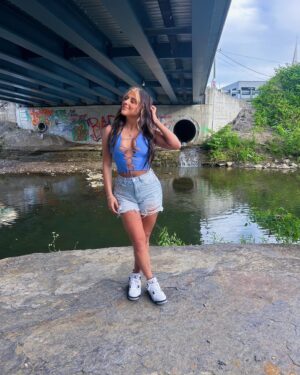 Sarah Georgiana Instagram - maybe brunettes have more fun😅