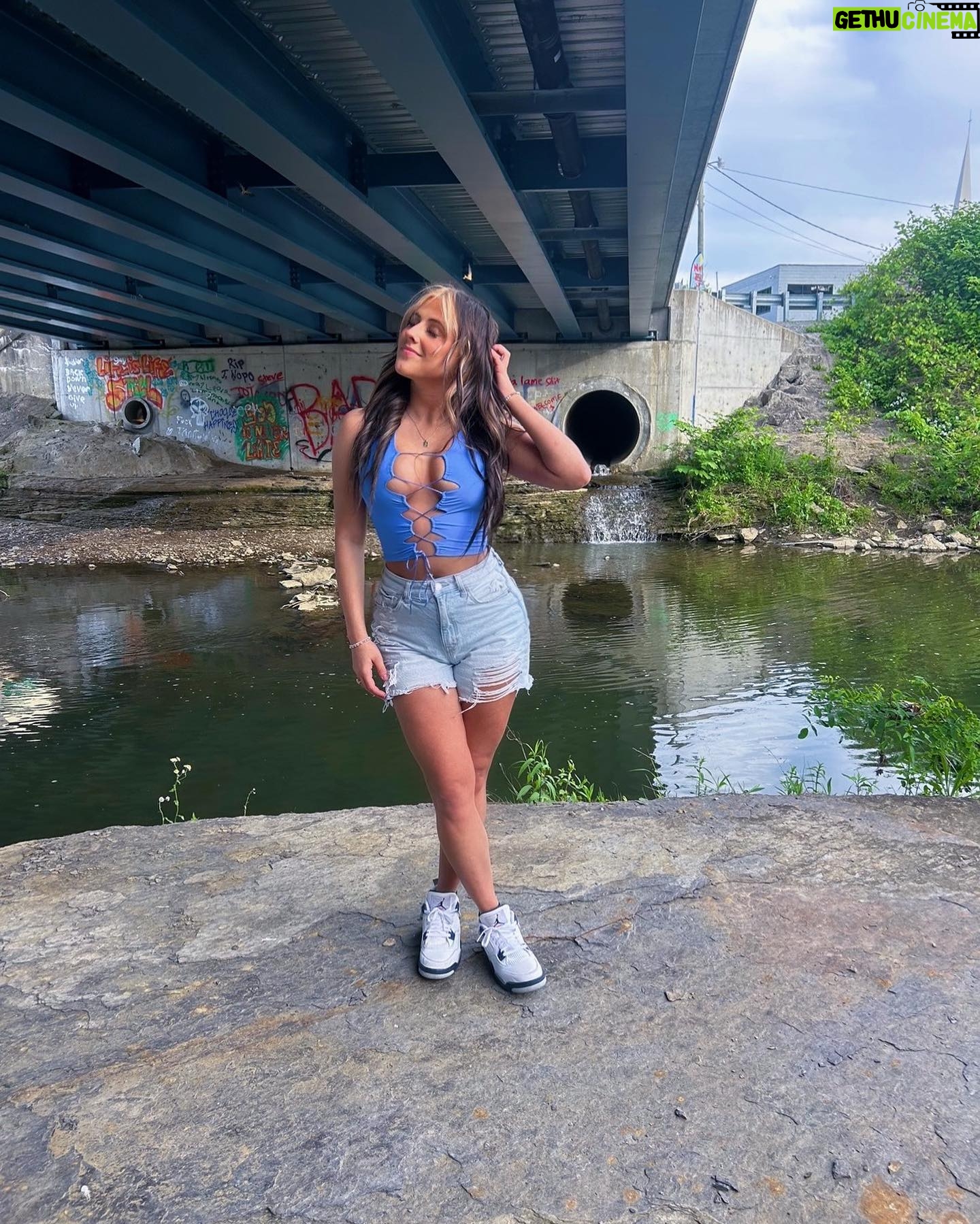 Sarah Georgiana - 16.7K Likes - maybe brunettes have more fun😅