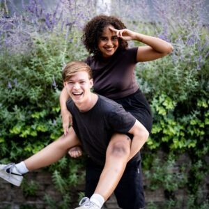 Sarah-Lee Heinrich Instagram - ❤️‍🔥DANKE

❤️Wir haben am Wochenende schweren Herzens unsere bisherigen Bundessprecher*innen @xsarahleee & @dzienus verabschiedet! 
Nach 4 Jahren Bundesvorstand, und 2 Jahren Bundessprecher*innen haben wir sie schmerzlich verabschiedet! 
📢Mit klaren Worten, sinnvollen politischen Analysen & vielen guten Witzen habt ihr herausragend unserern Verband geleitet. 
Politisch waren die letzten paar Jahre nicht einfach: Corona Pandemie, der Ukrainekrieg, krass steigende Tuerungen, Lützerath wird abgebaggert & die immensen Asylverschärfungen. Ihr habt uns mit klarem Ton durch diese Konflikte geführt. Seid in euren Positionen nicht eingeknickt, bei dem was ihr für richtig haltet und habt auf dem Weg für die Grüne Jugend unfassbar wichtige neue Verbündete gefunden.
💥Ihr seid zwar nicht mehr unsere Bundessprecher*innen, aber eure Arbeit wird bleiben!
Wir wünschen euch alles gute❤️