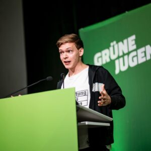 Sarah-Lee Heinrich Instagram - ❤️‍🔥DANKE

❤️Wir haben am Wochenende schweren Herzens unsere bisherigen Bundessprecher*innen @xsarahleee & @dzienus verabschiedet! 
Nach 4 Jahren Bundesvorstand, und 2 Jahren Bundessprecher*innen haben wir sie schmerzlich verabschiedet! 
📢Mit klaren Worten, sinnvollen politischen Analysen & vielen guten Witzen habt ihr herausragend unserern Verband geleitet. 
Politisch waren die letzten paar Jahre nicht einfach: Corona Pandemie, der Ukrainekrieg, krass steigende Tuerungen, Lützerath wird abgebaggert & die immensen Asylverschärfungen. Ihr habt uns mit klarem Ton durch diese Konflikte geführt. Seid in euren Positionen nicht eingeknickt, bei dem was ihr für richtig haltet und habt auf dem Weg für die Grüne Jugend unfassbar wichtige neue Verbündete gefunden.
💥Ihr seid zwar nicht mehr unsere Bundessprecher*innen, aber eure Arbeit wird bleiben!
Wir wünschen euch alles gute❤️