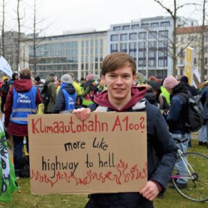 Sarah-Lee Heinrich Instagram - ❤️‍🔥DANKE

❤️Wir haben am Wochenende schweren Herzens unsere bisherigen Bundessprecher*innen @xsarahleee & @dzienus verabschiedet! 
Nach 4 Jahren Bundesvorstand, und 2 Jahren Bundessprecher*innen haben wir sie schmerzlich verabschiedet! 
📢Mit klaren Worten, sinnvollen politischen Analysen & vielen guten Witzen habt ihr herausragend unserern Verband geleitet. 
Politisch waren die letzten paar Jahre nicht einfach: Corona Pandemie, der Ukrainekrieg, krass steigende Tuerungen, Lützerath wird abgebaggert & die immensen Asylverschärfungen. Ihr habt uns mit klarem Ton durch diese Konflikte geführt. Seid in euren Positionen nicht eingeknickt, bei dem was ihr für richtig haltet und habt auf dem Weg für die Grüne Jugend unfassbar wichtige neue Verbündete gefunden.
💥Ihr seid zwar nicht mehr unsere Bundessprecher*innen, aber eure Arbeit wird bleiben!
Wir wünschen euch alles gute❤️