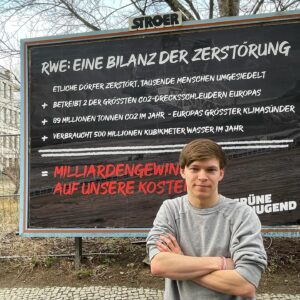 Sarah-Lee Heinrich Instagram - ❤️‍🔥DANKE

❤️Wir haben am Wochenende schweren Herzens unsere bisherigen Bundessprecher*innen @xsarahleee & @dzienus verabschiedet! 
Nach 4 Jahren Bundesvorstand, und 2 Jahren Bundessprecher*innen haben wir sie schmerzlich verabschiedet! 
📢Mit klaren Worten, sinnvollen politischen Analysen & vielen guten Witzen habt ihr herausragend unserern Verband geleitet. 
Politisch waren die letzten paar Jahre nicht einfach: Corona Pandemie, der Ukrainekrieg, krass steigende Tuerungen, Lützerath wird abgebaggert & die immensen Asylverschärfungen. Ihr habt uns mit klarem Ton durch diese Konflikte geführt. Seid in euren Positionen nicht eingeknickt, bei dem was ihr für richtig haltet und habt auf dem Weg für die Grüne Jugend unfassbar wichtige neue Verbündete gefunden.
💥Ihr seid zwar nicht mehr unsere Bundessprecher*innen, aber eure Arbeit wird bleiben!
Wir wünschen euch alles gute❤️