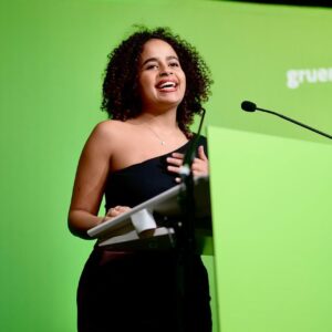 Sarah-Lee Heinrich Instagram - SOLIDARITÄT GRENZENLOS! ✊

👉Auf dem Bundeskongress haben wir einen Leitantrag beschlossen, der klar macht: Die liberalen Ampel-Politik schafft einen Nährboden für Rechte - weil sie keine Antworten auf soziale Fragen liefert! Aber: Dieser Zustand ist veränderbar!

🤝Um die Klimakrise endlich auch sozial gerecht gestalten zu können, müssen wir mehr werden - und dafür tun wir uns jetzt zusammen! Wir unterstützen die Kampagne #WirFahrenZusammen und gehen Seite an Seite mit Beschäftigten des ÖPNV & Aktivist*innen aus der Klimabewegung auf die Straße damit es das gibt, was es braucht: Faire Löhne, gute Arbeitsbedingungen & eine echte Verkehrswende! 

🔥Wir brauchen strukturelle Maßnahmen, die auch in der Zukunft wirken - und das bedeutet oft: Umverteilung jetzt! Deshalb fordern wir:
- Tax the rich! Her mit der Vermögenssteuer!
- Schuldenbremse abschaffen!
- Unterfinanzierung von Jugendarbeit und Demokratieförderung stoppen!
- Bezahlbarer Wohnraum für alle! Große Wohnungskonzerne vergesellschaften!
- Echte Entlastung für den steigenden CO2-Preis: Klimageld jetzt!
- Mindestlohn auf 15€ anheben!
- Ausbildungsvergütung & BAföG an die Inflation anpassen - unsere Ausbildung darf uns nicht in die Armut treiben!

🚌 Mega-Offensive für Bus und Bahn! Wir fordern:
- mindestens 16 Milliarden Euro zusätzlich pro Jahr für den ÖPNV!
- eine Verdopplung des Bus- und Bahnagebots bis 2030!

#solidarität #krise #schuldenbremse #bundesregierung #gruenejugend #solidaritätgrenzenlos