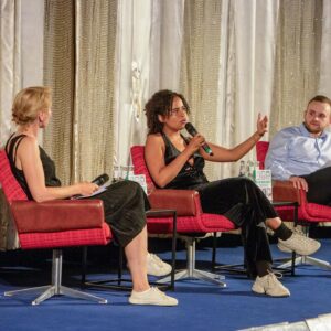 Sarah-Lee Heinrich Instagram - 2023 war politisch ein Höllenjahr. Der Rechtsruck zieht durch und das Treten nach unten und außen nimmt gefährliche Dimensionen an. Ich denke oft an die Menschen, die gerade Angst haben vor dem Rassismus, die gerade in Armut leben und zum Sündenbock herhalten müssen. Es schmerzt mich und macht mir Angst.

Ich zwinge mich zu einem Optimismus des Willens und halte daran fest, dass wir als Linke wieder nach vorne kommen können. Die @gruene_jugend und alles was wir geschafft haben, lässt mich Hoffnung haben. 

Persönlich habe ich in diesem Jahr habe ich gemerkt, wie stark mir die Drohungen und der Shitstorm 2021 doch zugesetzt haben. In diesem Jahr konnte ich den Schmerz langsam loslassen und mich erholen.

2023 war für mich ein Jahr, in dem viel Licht, Spaß, Freundschaft und Liebe mein Leben zurück gekommen ist. Und deswegen war es persönlich, trotz allem wahrscheinlich das beste Jahr meines Lebens. 

Ich denke voller Freude an meine Zeit als Bundessprecherin und vermisse meine GJ-Gang beim Schreiben dieser Zeilen ganz besonders. Ich bin noch ein bisschen im Stand-by, aber freue mich schon euch alle wieder zu sehen im nächsten Jahr❤️