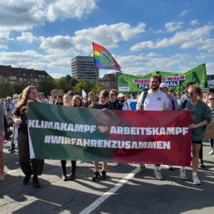 Sarah-Lee Heinrich Instagram - SOLIDARITÄT GRENZENLOS! ✊

👉Auf dem Bundeskongress haben wir einen Leitantrag beschlossen, der klar macht: Die liberalen Ampel-Politik schafft einen Nährboden für Rechte - weil sie keine Antworten auf soziale Fragen liefert! Aber: Dieser Zustand ist veränderbar!

🤝Um die Klimakrise endlich auch sozial gerecht gestalten zu können, müssen wir mehr werden - und dafür tun wir uns jetzt zusammen! Wir unterstützen die Kampagne #WirFahrenZusammen und gehen Seite an Seite mit Beschäftigten des ÖPNV & Aktivist*innen aus der Klimabewegung auf die Straße damit es das gibt, was es braucht: Faire Löhne, gute Arbeitsbedingungen & eine echte Verkehrswende! 

🔥Wir brauchen strukturelle Maßnahmen, die auch in der Zukunft wirken - und das bedeutet oft: Umverteilung jetzt! Deshalb fordern wir:
- Tax the rich! Her mit der Vermögenssteuer!
- Schuldenbremse abschaffen!
- Unterfinanzierung von Jugendarbeit und Demokratieförderung stoppen!
- Bezahlbarer Wohnraum für alle! Große Wohnungskonzerne vergesellschaften!
- Echte Entlastung für den steigenden CO2-Preis: Klimageld jetzt!
- Mindestlohn auf 15€ anheben!
- Ausbildungsvergütung & BAföG an die Inflation anpassen - unsere Ausbildung darf uns nicht in die Armut treiben!

🚌 Mega-Offensive für Bus und Bahn! Wir fordern:
- mindestens 16 Milliarden Euro zusätzlich pro Jahr für den ÖPNV!
- eine Verdopplung des Bus- und Bahnagebots bis 2030!

#solidarität #krise #schuldenbremse #bundesregierung #gruenejugend #solidaritätgrenzenlos