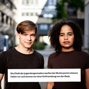 Sarah-Lee Heinrich Instagram - 🧭ZEIT FÜR KURSWECHSEL @die_gruenen 

Wir starten heute in unseren Bundeskongress. @xsarahleee und @dzienus haben mit der Südteuschen Zeitung darüber gesprochen, was es aus unserer Perspektive jetzt politisch braucht. Grade auch von der Grünen Partei. 
📖Lest rein!