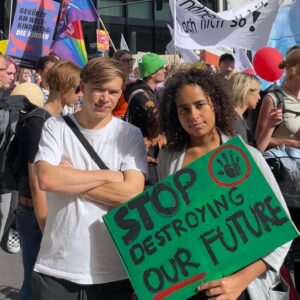 Sarah-Lee Heinrich Instagram - Lindners Sparzwang bedroht unsere Zukunft! 😡

🚦Die Ampel will im nächsten Jahr vor allem bei jungen Menschen das Geld kürzen: Jugendzentren, Ferienangebote, Zeltlager und Bildungsangebote von Verbänden sind daher in Gefahr!

🤯Und nicht nur das: Auch bei den Geldern für Freiwilligendienste legt der Finanzminister den Rotstift an. Jeder 3. FSJ-Platz ist damit gefährdet - und das, obwohl diese Jobs schon so mies bezahlt sind. 👀

📢 Mit etlichen Verbündeten waren wir daher gestern zum Weltkindertag auf der Straße und haben klar gemacht, was wir davon halten: Gar nichts!

❌Schluss mit dem Sparen an unserer Zukunft!