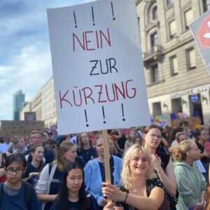 Sarah-Lee Heinrich Instagram - Lindners Sparzwang bedroht unsere Zukunft! 😡

🚦Die Ampel will im nächsten Jahr vor allem bei jungen Menschen das Geld kürzen: Jugendzentren, Ferienangebote, Zeltlager und Bildungsangebote von Verbänden sind daher in Gefahr!

🤯Und nicht nur das: Auch bei den Geldern für Freiwilligendienste legt der Finanzminister den Rotstift an. Jeder 3. FSJ-Platz ist damit gefährdet - und das, obwohl diese Jobs schon so mies bezahlt sind. 👀

📢 Mit etlichen Verbündeten waren wir daher gestern zum Weltkindertag auf der Straße und haben klar gemacht, was wir davon halten: Gar nichts!

❌Schluss mit dem Sparen an unserer Zukunft!