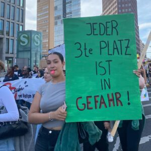 Sarah-Lee Heinrich Instagram - Lindners Sparzwang bedroht unsere Zukunft! 😡

🚦Die Ampel will im nächsten Jahr vor allem bei jungen Menschen das Geld kürzen: Jugendzentren, Ferienangebote, Zeltlager und Bildungsangebote von Verbänden sind daher in Gefahr!

🤯Und nicht nur das: Auch bei den Geldern für Freiwilligendienste legt der Finanzminister den Rotstift an. Jeder 3. FSJ-Platz ist damit gefährdet - und das, obwohl diese Jobs schon so mies bezahlt sind. 👀

📢 Mit etlichen Verbündeten waren wir daher gestern zum Weltkindertag auf der Straße und haben klar gemacht, was wir davon halten: Gar nichts!

❌Schluss mit dem Sparen an unserer Zukunft!