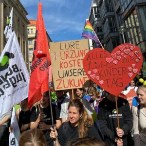 Sarah-Lee Heinrich Instagram - Lindners Sparzwang bedroht unsere Zukunft! 😡

🚦Die Ampel will im nächsten Jahr vor allem bei jungen Menschen das Geld kürzen: Jugendzentren, Ferienangebote, Zeltlager und Bildungsangebote von Verbänden sind daher in Gefahr!

🤯Und nicht nur das: Auch bei den Geldern für Freiwilligendienste legt der Finanzminister den Rotstift an. Jeder 3. FSJ-Platz ist damit gefährdet - und das, obwohl diese Jobs schon so mies bezahlt sind. 👀

📢 Mit etlichen Verbündeten waren wir daher gestern zum Weltkindertag auf der Straße und haben klar gemacht, was wir davon halten: Gar nichts!

❌Schluss mit dem Sparen an unserer Zukunft!