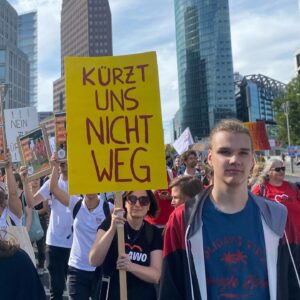 Sarah-Lee Heinrich Instagram - Lindners Sparzwang bedroht unsere Zukunft! 😡

🚦Die Ampel will im nächsten Jahr vor allem bei jungen Menschen das Geld kürzen: Jugendzentren, Ferienangebote, Zeltlager und Bildungsangebote von Verbänden sind daher in Gefahr!

🤯Und nicht nur das: Auch bei den Geldern für Freiwilligendienste legt der Finanzminister den Rotstift an. Jeder 3. FSJ-Platz ist damit gefährdet - und das, obwohl diese Jobs schon so mies bezahlt sind. 👀

📢 Mit etlichen Verbündeten waren wir daher gestern zum Weltkindertag auf der Straße und haben klar gemacht, was wir davon halten: Gar nichts!

❌Schluss mit dem Sparen an unserer Zukunft!