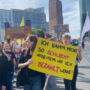 Sarah-Lee Heinrich Instagram - Lindners Sparzwang bedroht unsere Zukunft! 😡

🚦Die Ampel will im nächsten Jahr vor allem bei jungen Menschen das Geld kürzen: Jugendzentren, Ferienangebote, Zeltlager und Bildungsangebote von Verbänden sind daher in Gefahr!

🤯Und nicht nur das: Auch bei den Geldern für Freiwilligendienste legt der Finanzminister den Rotstift an. Jeder 3. FSJ-Platz ist damit gefährdet - und das, obwohl diese Jobs schon so mies bezahlt sind. 👀

📢 Mit etlichen Verbündeten waren wir daher gestern zum Weltkindertag auf der Straße und haben klar gemacht, was wir davon halten: Gar nichts!

❌Schluss mit dem Sparen an unserer Zukunft!