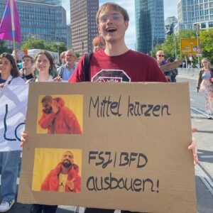 Sarah-Lee Heinrich Instagram - Lindners Sparzwang bedroht unsere Zukunft! 😡

🚦Die Ampel will im nächsten Jahr vor allem bei jungen Menschen das Geld kürzen: Jugendzentren, Ferienangebote, Zeltlager und Bildungsangebote von Verbänden sind daher in Gefahr!

🤯Und nicht nur das: Auch bei den Geldern für Freiwilligendienste legt der Finanzminister den Rotstift an. Jeder 3. FSJ-Platz ist damit gefährdet - und das, obwohl diese Jobs schon so mies bezahlt sind. 👀

📢 Mit etlichen Verbündeten waren wir daher gestern zum Weltkindertag auf der Straße und haben klar gemacht, was wir davon halten: Gar nichts!

❌Schluss mit dem Sparen an unserer Zukunft!