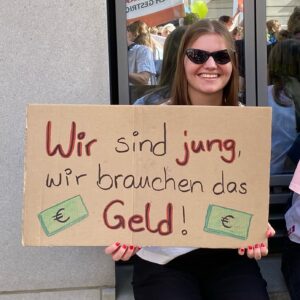 Sarah-Lee Heinrich Instagram - Lindners Sparzwang bedroht unsere Zukunft! 😡

🚦Die Ampel will im nächsten Jahr vor allem bei jungen Menschen das Geld kürzen: Jugendzentren, Ferienangebote, Zeltlager und Bildungsangebote von Verbänden sind daher in Gefahr!

🤯Und nicht nur das: Auch bei den Geldern für Freiwilligendienste legt der Finanzminister den Rotstift an. Jeder 3. FSJ-Platz ist damit gefährdet - und das, obwohl diese Jobs schon so mies bezahlt sind. 👀

📢 Mit etlichen Verbündeten waren wir daher gestern zum Weltkindertag auf der Straße und haben klar gemacht, was wir davon halten: Gar nichts!

❌Schluss mit dem Sparen an unserer Zukunft!