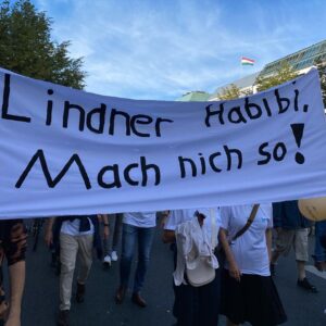 Sarah-Lee Heinrich Instagram - Lindners Sparzwang bedroht unsere Zukunft! 😡

🚦Die Ampel will im nächsten Jahr vor allem bei jungen Menschen das Geld kürzen: Jugendzentren, Ferienangebote, Zeltlager und Bildungsangebote von Verbänden sind daher in Gefahr!

🤯Und nicht nur das: Auch bei den Geldern für Freiwilligendienste legt der Finanzminister den Rotstift an. Jeder 3. FSJ-Platz ist damit gefährdet - und das, obwohl diese Jobs schon so mies bezahlt sind. 👀

📢 Mit etlichen Verbündeten waren wir daher gestern zum Weltkindertag auf der Straße und haben klar gemacht, was wir davon halten: Gar nichts!

❌Schluss mit dem Sparen an unserer Zukunft!