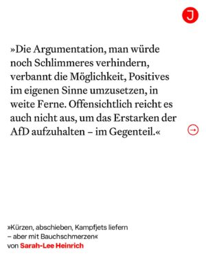 Sarah-Lee Heinrich Instagram - Sich über die Grünen und ihre heuchlerische Art aufzuregen, ist spätestens in den vergangenen zwei Jahren zum linken Volkssport geworden. Das ist auch verständlich, wenn man sich anschaut, wie viele schlechte Entscheidungen Grüne getroffen oder mitgetragen haben.

Die Kampfjets für die Kriegstreiber in Saudi-Arabien sind nur der neuste Aufreger. Das Bürgergeld droht, nach und nach wieder zu Hartz IV zu werden – oder, in Sachen Sanktionen, sogar noch härter. Die schwache Kindergrundsicherung bekämpft Kinderarmut nicht. Die Asylpolitik in Deutschland und der EU wird immer menschenfeindlicher und an allen Enden wird gespart. Die Politik, die die Grünen mitmachen, macht auch ihr Kernanliegen Klimaschutz unpopulär und ist ein gefundenes Fressen für die AfD.

Natürlich ist es so, dass mit der SPD noch eine zweite Mitte-links-Partei diese Entscheidungen mindestens genau so sehr, wenn nicht sogar noch mehr zu verantworten hat. Und trotzdem steigt der Puls besonders, wenn schlechte Rechtfertigungen von Grünen kommen. Das liegt auch daran, dass sie sechzehn Jahre in der Opposition waren. Für die neue Generation von jungen Linken war die Erinnerung an die rot-grüne Regierung und die Agenda-Politik inzwischen verblasst.

Den ganzen Artikel von @xsarahleee gibt es auf jacobin.de 🗞️