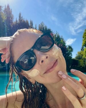 Sarah Rafferty Instagram - Protected Summer skin goals #elfskinpartner 🤝 glowing radiance. Why choose when you can have both thanks to e.l.f. SKIN’s Suntouchable Whoa Glow SPF 30 - cuz you deserve skincare that e.l.f.ing works! ☀ #elfskin @elfcosmetics