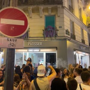 Sarah Wilson Instagram - Paris fête de la musique and the start of summer. The whole city goes out into the streets to dance. My local patisserie turned into a family disco, teen boys moshing to Lebanese celebration songs with 🇵🇸 flags…and everyone talking to each other about the … election and the far right. And no grief. No idiocy. 🤷🏽‍♀️