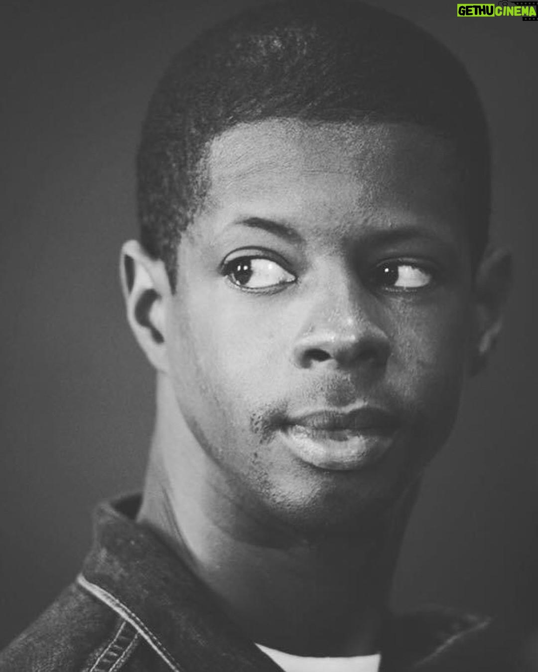Sarahmée - 32.4K Likes - « C’est avec une profonde tristesse que nous, la famille, vous annonçons le décès de notre cher Karim; un fils, un frère, un ami et un musicien exceptionnel.
Karim aura laissé sa marque dans nos cœurs pour toujours et nous continuerons de célébrer sa vie, son talent et son héritage.
Nous demandons aux médias et aux journalistes de respecter l’intimité de la famille et de Karim dans ces moments difficiles. »
Et merci pour ce torrent d’amour pour Karim, à ceux qui ont été touchés par ses mots et ses mélodies, continuons de faire résonner sa musique.
-Ses parents et sa soeur Sarahmée
♥️♥️♥️