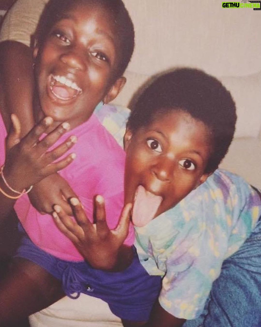 Sarahmée - 32.4K Likes - « C’est avec une profonde tristesse que nous, la famille, vous annonçons le décès de notre cher Karim; un fils, un frère, un ami et un musicien exceptionnel.
Karim aura laissé sa marque dans nos cœurs pour toujours et nous continuerons de célébrer sa vie, son talent et son héritage.
Nous demandons aux médias et aux journalistes de respecter l’intimité de la famille et de Karim dans ces moments difficiles. »
Et merci pour ce torrent d’amour pour Karim, à ceux qui ont été touchés par ses mots et ses mélodies, continuons de faire résonner sa musique.
-Ses parents et sa soeur Sarahmée
♥️♥️♥️