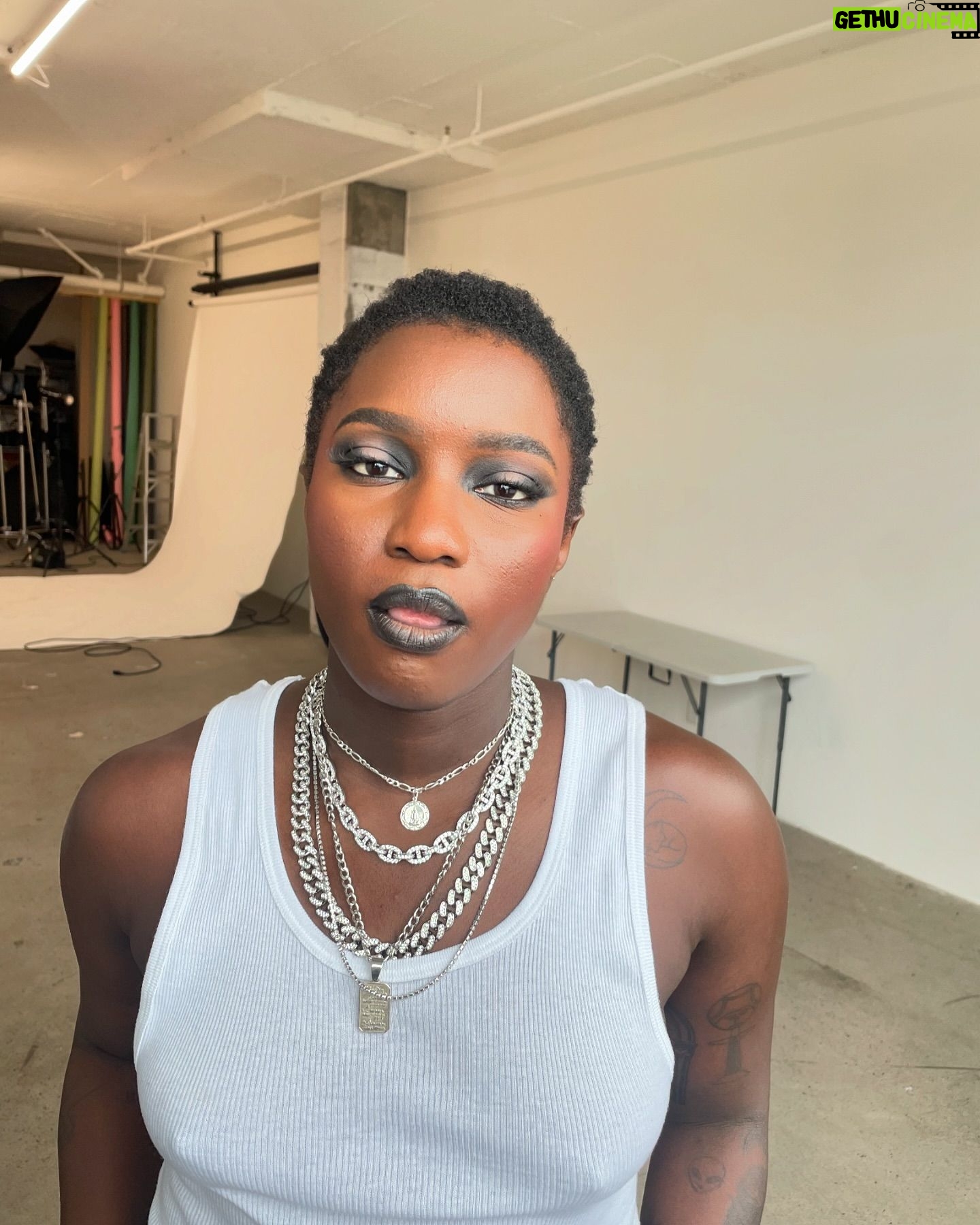 Sarahmée - 705 Likes - Une semaine depuis la sortie de WAY TOO LONG et je n’en reviens tout simplement pas de sur vos réactions.
Ahhhhhh merci pour le love 🙏🏾
Gros merci à @amazonmusiccan 🫶🏾