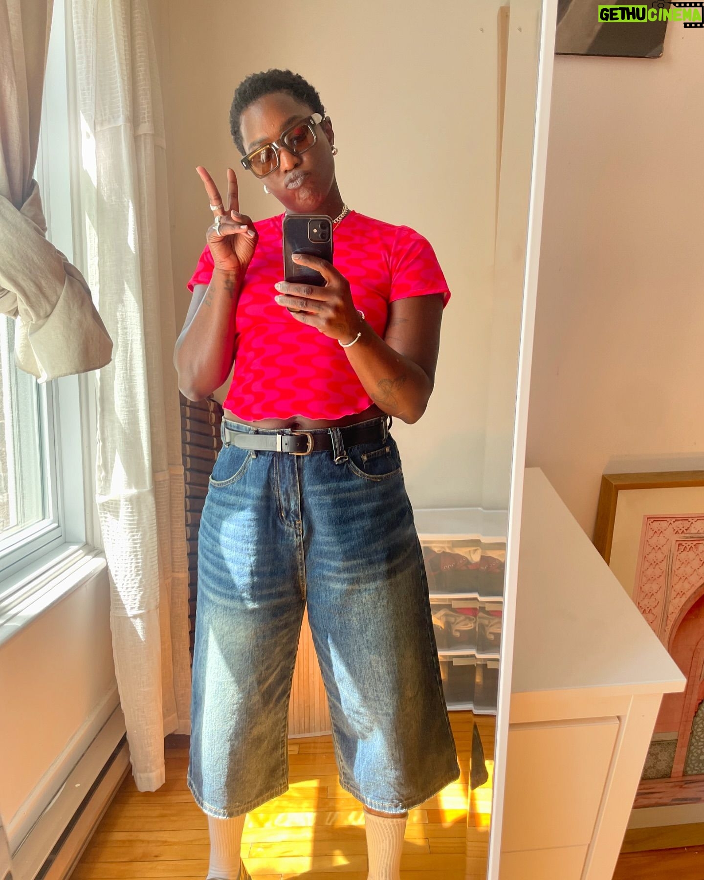 Sarahmée - 705 Likes - Une semaine depuis la sortie de WAY TOO LONG et je n’en reviens tout simplement pas de sur vos réactions.
Ahhhhhh merci pour le love 🙏🏾
Gros merci à @amazonmusiccan 🫶🏾
