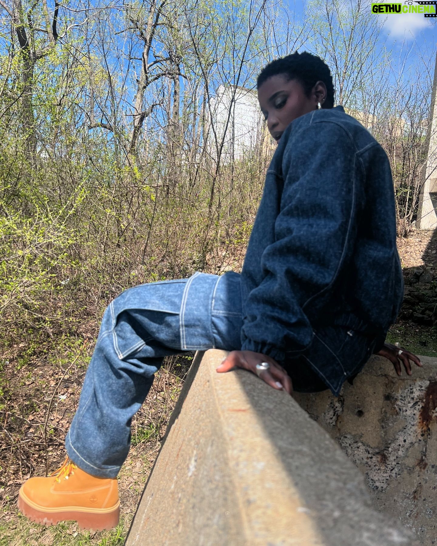 Sarahmée - 705 Likes - Une semaine depuis la sortie de WAY TOO LONG et je n’en reviens tout simplement pas de sur vos réactions.
Ahhhhhh merci pour le love 🙏🏾
Gros merci à @amazonmusiccan 🫶🏾