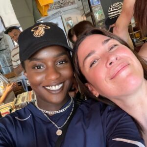 Sarahmée Instagram - Merci infini à tout le monde pour l’accueil touchant de Way Too Long. Je capote 😭

Quelques événements importants dans les slides à mettre à vos agendas 🤩

Je vous aimes, continuez de le bump partout, l’aventure continue cet été ❤️‍🔥

La dernière slide est une trouvaille du weekend, j’avais sûrement 12 ans #youngtracychapman 🥲