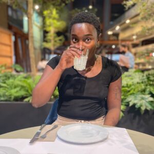Sarahmée Instagram - Pendant le tournage de la série documentaire « Elles » j’ai eu le bonheur de découvrir Barcelone pendant quelques jours. 

C’était en avril, à peu près à la même période.

On m’a demandé mes 10 endroits favoris, ça n’a pas été difficile, Barcelone est une ville unique.

Le lien de mes endroits prefs et ma playlist spéciale Barcelone se trouvent dans ma bio 🤘🏾🎶 ✈️🛍️

Collab avec @aircanada