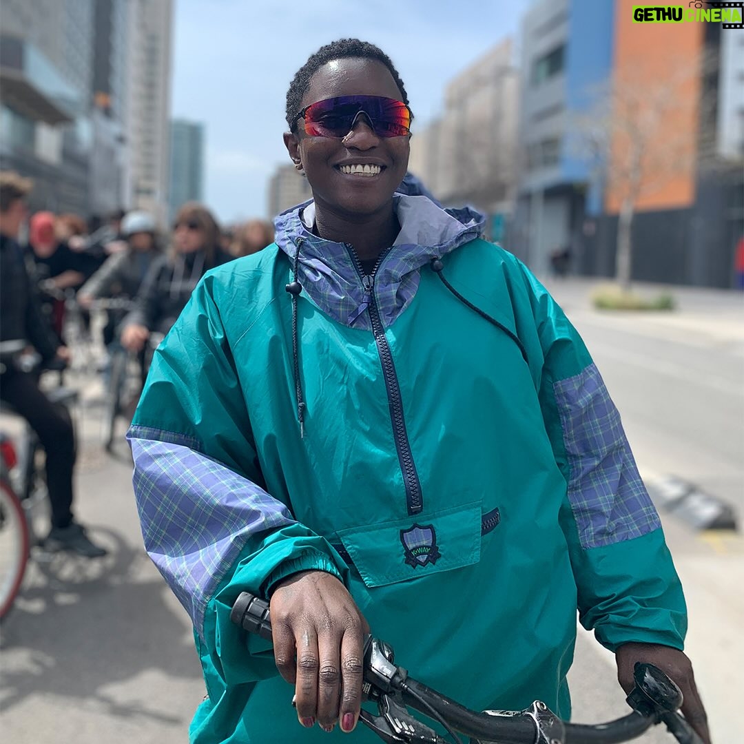 Sarahmée - 331 Likes - Pendant le tournage de la série documentaire « Elles » j’ai eu le bonheur de découvrir Barcelone pendant quelques jours.
C’était en avril, à peu près à la même période.
On m’a demandé mes 10 endroits favoris, ça n’a pas été difficile, Barcelone est une ville unique.
Le lien de mes endroits prefs et ma playlist spéciale Barcelone se trouvent dans ma bio 🤘🏾🎶 ✈️🛍️
Collab avec @aircanada