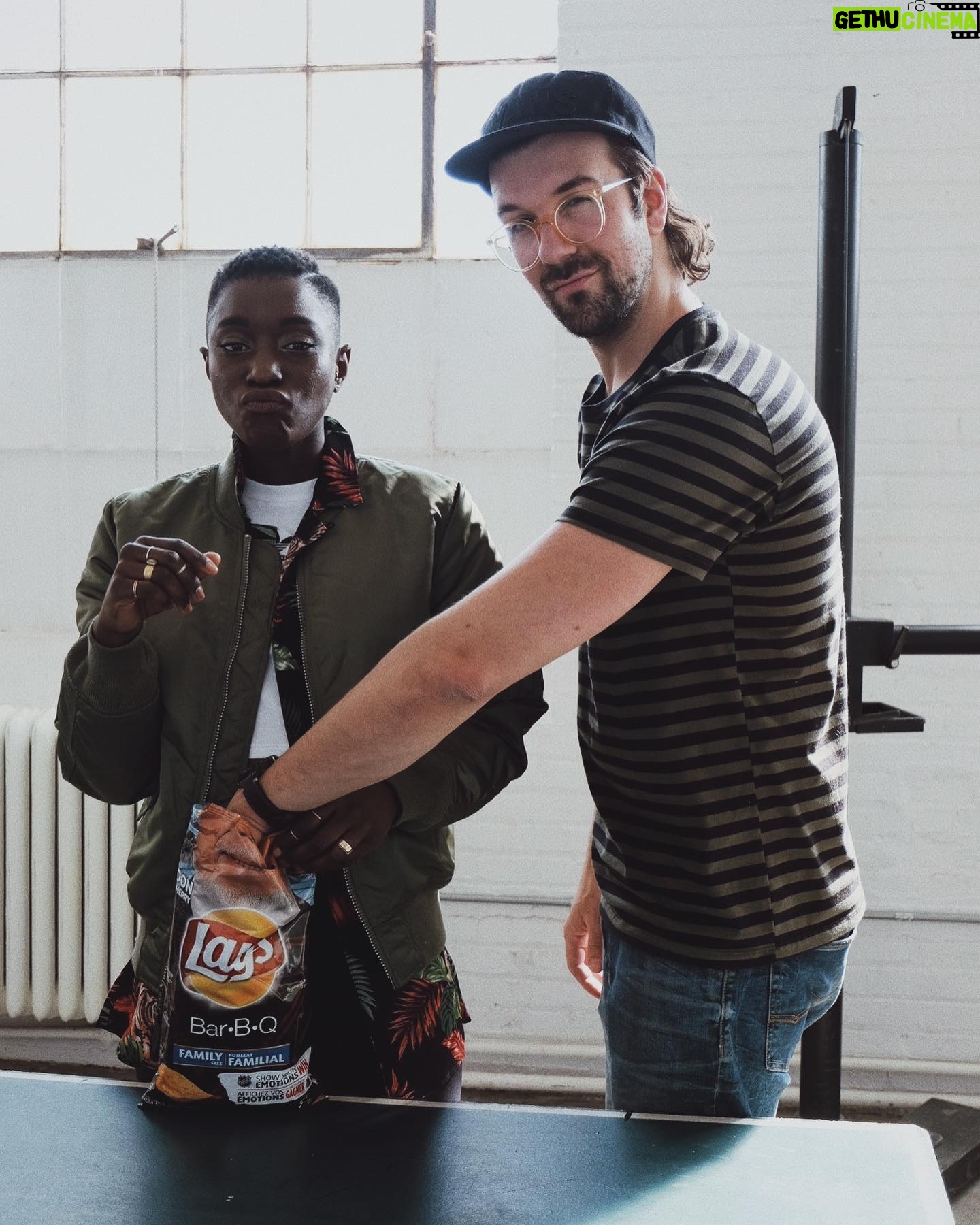 Sarahmée - 1.3K Likes - Ah Félix,
J’ai appris ton départ hier et je ne m’en suis toujours pas remise…
2018 notre premier shoot créatif, tu es doux, sensible, à l’écoute pour vrai, ricaneur, une découverte. Et puis tu fais la pochette d’Irréversible, mon deuxième album, puis celle de mon dernier, Poupée Russe en 2021.
Je n’ai pas de mots, tu es parti vite, sans prévenir. Je te souhaite un beau voyage là-haut.
Merci d’avoir partagé ton talent artistique avec nous et d’avoir fait du bien dans ce monde. On a perdu un grand 🕊️
Quel la Terre te soit légère 🙏🏾
J’envoie mes prières à ta femme et tes enfants dont tu parlais si souvent avec tant de douceur.
❤️❤️❤️
@felix.renaud