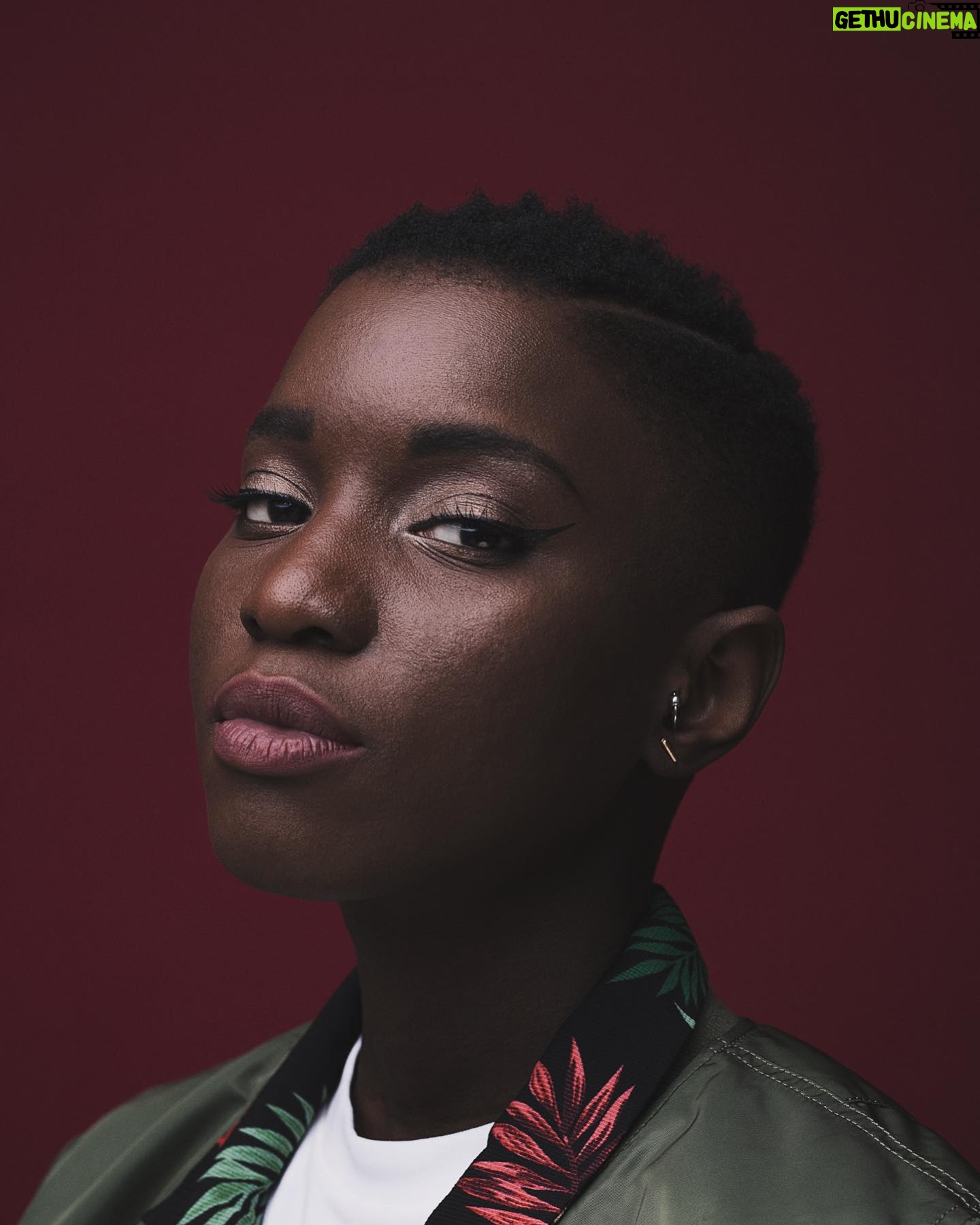 Sarahmée - 1.3K Likes - Ah Félix,
J’ai appris ton départ hier et je ne m’en suis toujours pas remise…
2018 notre premier shoot créatif, tu es doux, sensible, à l’écoute pour vrai, ricaneur, une découverte. Et puis tu fais la pochette d’Irréversible, mon deuxième album, puis celle de mon dernier, Poupée Russe en 2021.
Je n’ai pas de mots, tu es parti vite, sans prévenir. Je te souhaite un beau voyage là-haut.
Merci d’avoir partagé ton talent artistique avec nous et d’avoir fait du bien dans ce monde. On a perdu un grand 🕊️
Quel la Terre te soit légère 🙏🏾
J’envoie mes prières à ta femme et tes enfants dont tu parlais si souvent avec tant de douceur.
❤️❤️❤️
@felix.renaud