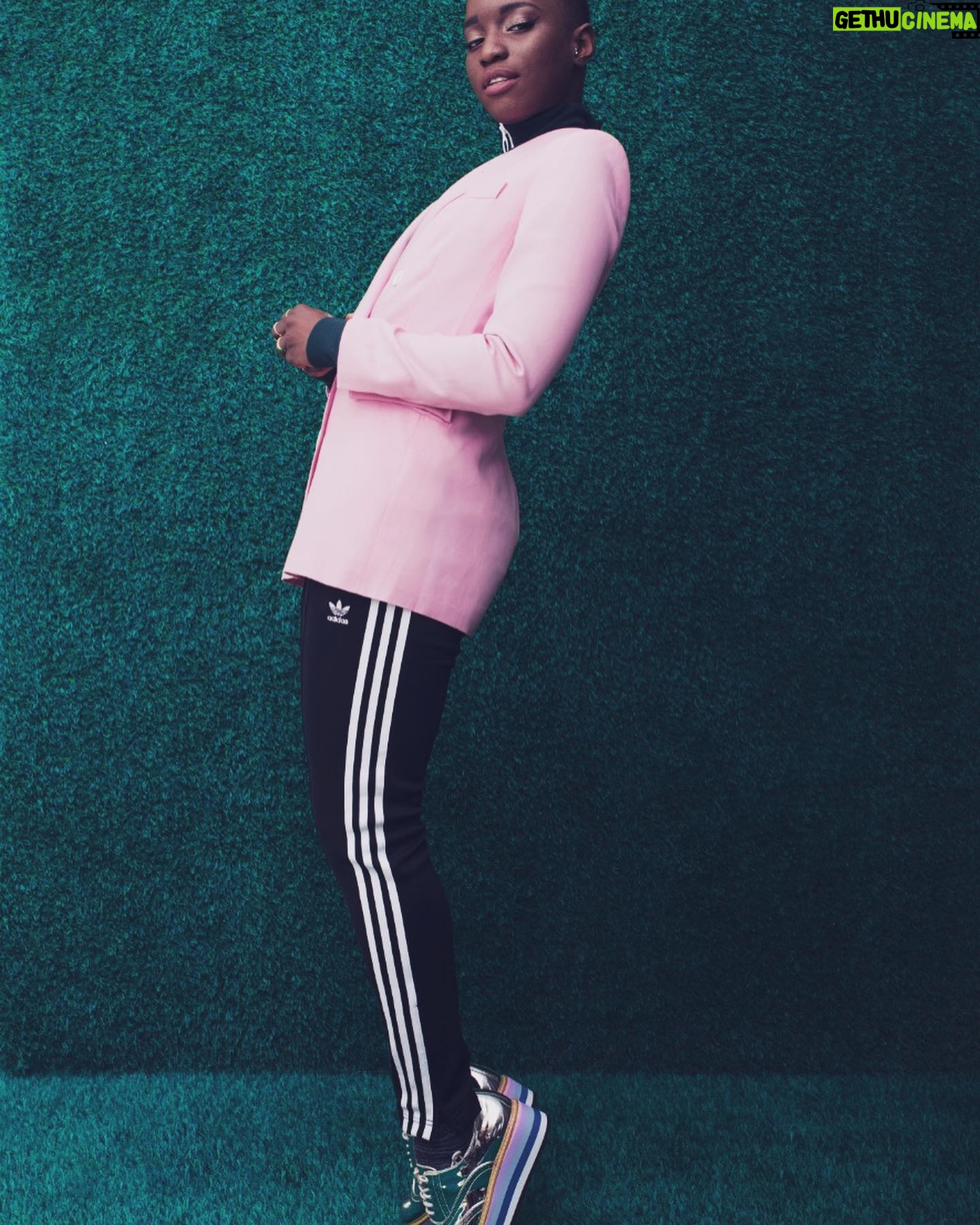 Sarahmée - 1.3K Likes - Ah Félix,
J’ai appris ton départ hier et je ne m’en suis toujours pas remise…
2018 notre premier shoot créatif, tu es doux, sensible, à l’écoute pour vrai, ricaneur, une découverte. Et puis tu fais la pochette d’Irréversible, mon deuxième album, puis celle de mon dernier, Poupée Russe en 2021.
Je n’ai pas de mots, tu es parti vite, sans prévenir. Je te souhaite un beau voyage là-haut.
Merci d’avoir partagé ton talent artistique avec nous et d’avoir fait du bien dans ce monde. On a perdu un grand 🕊️
Quel la Terre te soit légère 🙏🏾
J’envoie mes prières à ta femme et tes enfants dont tu parlais si souvent avec tant de douceur.
❤️❤️❤️
@felix.renaud