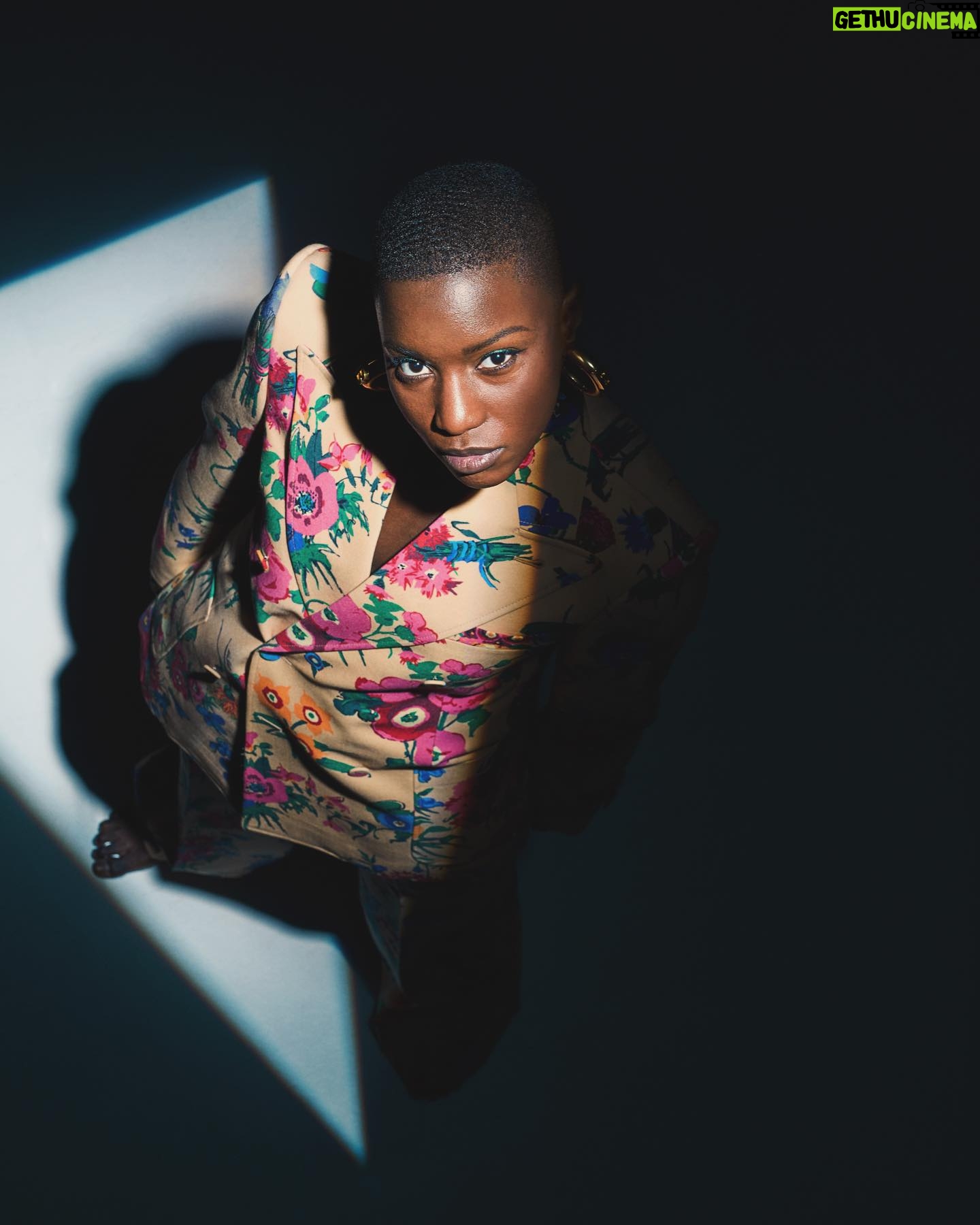 Sarahmée - 1.3K Likes - Ah Félix,
J’ai appris ton départ hier et je ne m’en suis toujours pas remise…
2018 notre premier shoot créatif, tu es doux, sensible, à l’écoute pour vrai, ricaneur, une découverte. Et puis tu fais la pochette d’Irréversible, mon deuxième album, puis celle de mon dernier, Poupée Russe en 2021.
Je n’ai pas de mots, tu es parti vite, sans prévenir. Je te souhaite un beau voyage là-haut.
Merci d’avoir partagé ton talent artistique avec nous et d’avoir fait du bien dans ce monde. On a perdu un grand 🕊️
Quel la Terre te soit légère 🙏🏾
J’envoie mes prières à ta femme et tes enfants dont tu parlais si souvent avec tant de douceur.
❤️❤️❤️
@felix.renaud