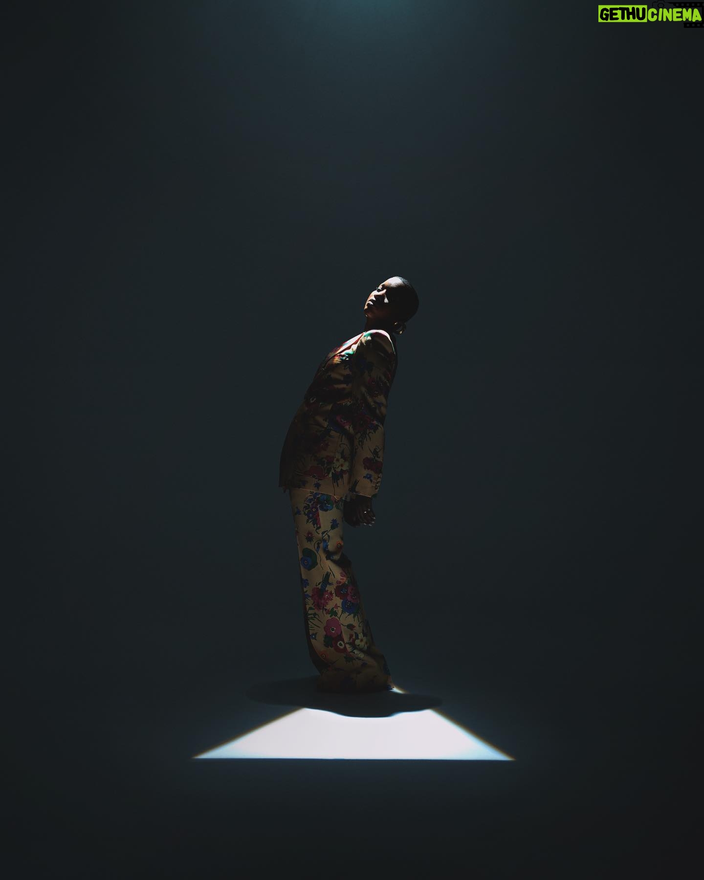 Sarahmée - 1.3K Likes - Ah Félix,
J’ai appris ton départ hier et je ne m’en suis toujours pas remise…
2018 notre premier shoot créatif, tu es doux, sensible, à l’écoute pour vrai, ricaneur, une découverte. Et puis tu fais la pochette d’Irréversible, mon deuxième album, puis celle de mon dernier, Poupée Russe en 2021.
Je n’ai pas de mots, tu es parti vite, sans prévenir. Je te souhaite un beau voyage là-haut.
Merci d’avoir partagé ton talent artistique avec nous et d’avoir fait du bien dans ce monde. On a perdu un grand 🕊️
Quel la Terre te soit légère 🙏🏾
J’envoie mes prières à ta femme et tes enfants dont tu parlais si souvent avec tant de douceur.
❤️❤️❤️
@felix.renaud