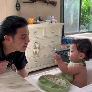 Saran Sirilak Instagram - น้องโฮมส์ป้อนข้าวปะป๊า..จิ้มตาไป1ที🥰🥰🥰
#น้อนโฮมส์
