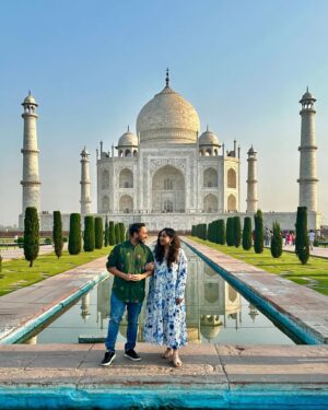 Saransh Goila Instagram - Photos you get when a tour guide who took Trump and Trudeau for a tour takes you 😸 It's all about knowing your spot and turning up at 5am. Well we may be at the Taj Mahal, a monument to love and for love, but let's be honest, the real beauty from my eyes in these pictures is you. Happy Birthday, @divssrao hope your birthday was a wowowow! Also, Eid Mubarak doston!

Thank you @oberoiamarvilas for unforgettable views and a dinner under the stars 🤩 to remember. Hospitality unmatched 🏆

📸 By our tour guide @nitin_taj