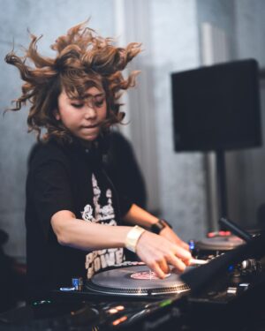 Sarasa Instagram - 🖐️生誕50年を迎えたNujabes 「A TRIBUTE TO NUJABES The 50th anniversary」イベントにお越しくださった皆様ありがとうございました😭 昔の仲間が集まって原点に戻れた夜に皆で涙しました。When your DJ set is so fire, but your hair thinks it's a fireworks show with a performance of it’s own😂🤦‍♀️ Great night at 「A TRIBUTE TO #NUJABES 50th Birthday」 event🙏 

📷【Solinity Pictures inc.】小坂貴宏さん @solinity