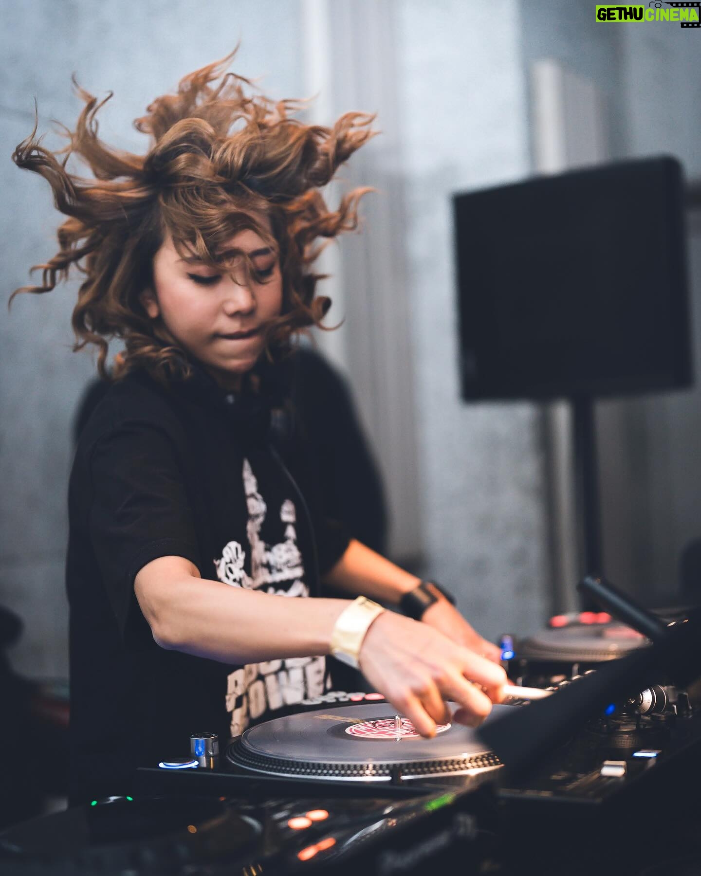 Sarasa - 1.6K Likes - 🖐️生誕50年を迎えたNujabes 「A TRIBUTE TO NUJABES The 50th anniversary」イベントにお越しくださった皆様ありがとうございました😭 昔の仲間が集まって原点に戻れた夜に皆で涙しました。When your DJ set is so fire, but your hair thinks it's a fireworks show with a performance of it’s own😂🤦♀️ Great night at 「A TRIBUTE TO #NUJABES 50th Birthday」 event🙏
📷【Solinity Pictures inc.】小坂貴宏さん @solinity