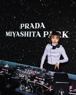 Sarasa Instagram - #PRADA 宮下パークで行われた #PRADAHoliday の招待制イベントにて。ホリデー気分の音楽と共に美味しいカクテルを片手にショッピング♪ @prada 👜🎄 お陰様で今年のホリデーシーズンはラグジュアリーなタッチでスタートできました。さて、12月は誕生月❣️🎂なので、今日からしばらくアフリカ (ガーナ)行ってきます〜！ストーリーで随時アップしますので、お楽しみに！DJing this holiday season away in style with a touch of luxury by #PRADA🎄✨ Just unwrapped my #PradaHoliday essentials and I'm ready to sleigh all day.  By the way I’m now at Narita Airport going to Ghana for my Birthday!! Check me out on my stories as I explore Africa‼️
